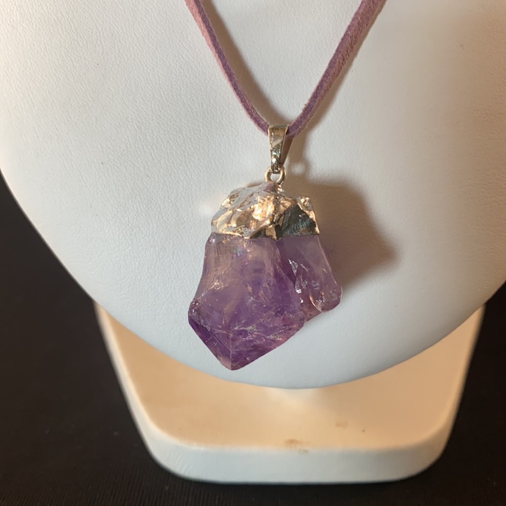 Amethyst pendant on purple leather rope - Picture 2 of 3